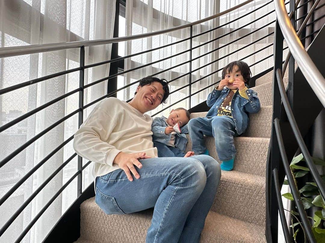 江原千鶴（エハラチヅル）のインスタグラム：「エハラ家男子チーム✨  #1歳7ヶ月#４歳2ヶ月#40歳 #父子 #家族#エハラ家」