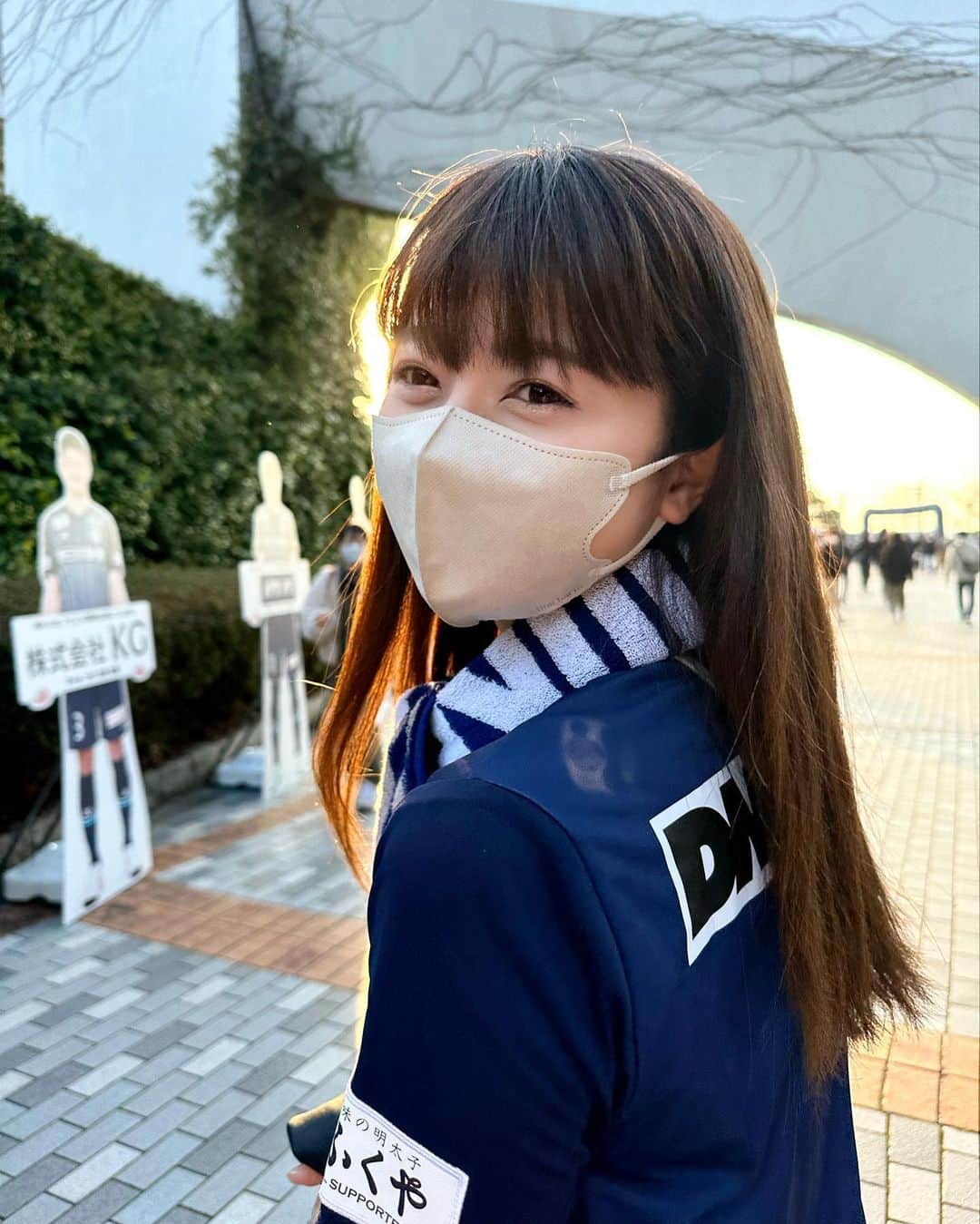 YUMIのインスタグラム：「🐝💙  やっと応援に行けた〜！！🔥📣 今シーズンも沢山応援に行く⚽️  新しいタオル買って上機嫌🤘🏻  #avispa#soccer#jリーグ#j1#福岡#博多女子  #アビスパ福岡#サッカー#アビスパ#ユニフォーム #ユニフォーム女子#サッカー女子#ユニフォームコーデ #ポートレート#スポーツ観戦」