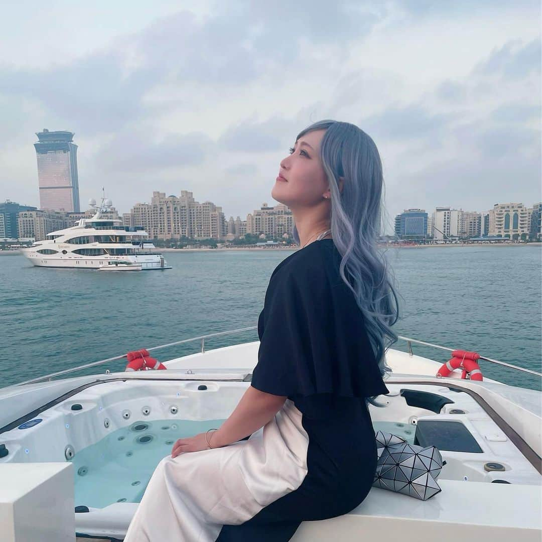 せきぐちあいみさんのインスタグラム写真 - (せきぐちあいみInstagram)「I did VR live painting at the Bored Ape Yacht Party held on a real yacht in Dubai yesterday⛴🇦🇪 It was very exciting! Thank you🙏🏻✨  #BAYC #BoredApeYachtClub #punkape #dubai #nft #nftartist #boredapeyachtparty #yacht #boredapeyc」3月5日 0時45分 - vr_aimi