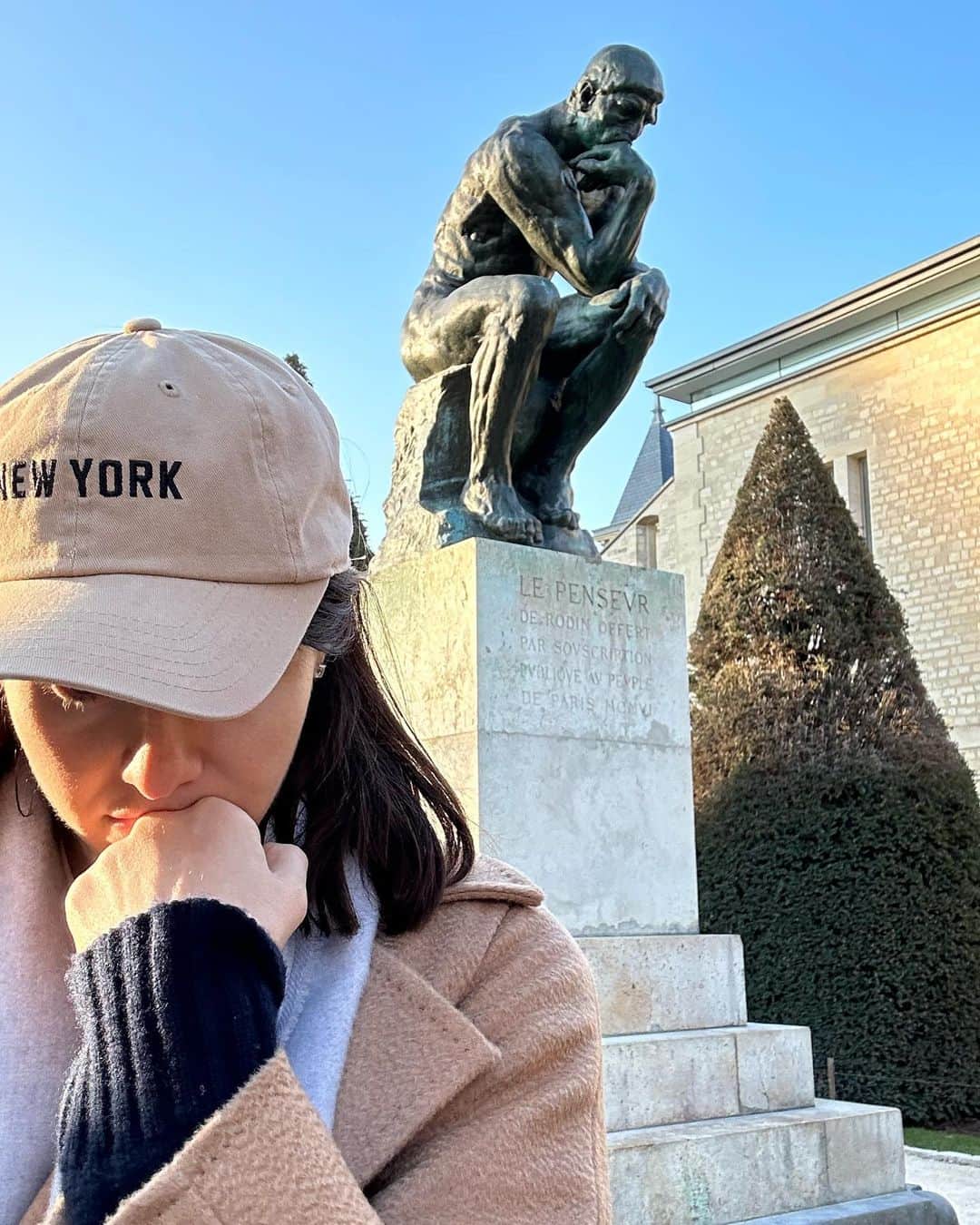 アレクサンドラ・ダダリオのインスタグラム：「Rodin, Allie, Eiffel Tower. Jet lag not shown」