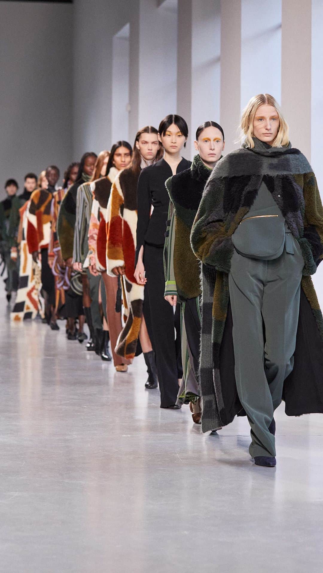 小袋成彬のインスタグラム：「I made music for Mame Kurogouchi FW23 at Paris Fashion Week. Great honour to work with such an incredible team🎋✨   パリコレで披露された @mamekurogouchi FW23のために音楽を作りました。素敵なブランドと素晴らしいチームと仕事ができてバチバチに刺激もらいました😌💭  Piano @doomcannon  Bass, Guitar @tjoemusic  Drums @leonnuyuki   Full video on YouTube」