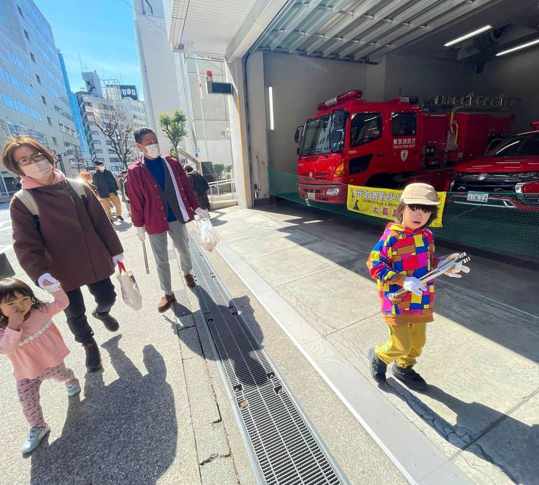 龍円愛梨さんのインスタグラム写真 - (龍円愛梨Instagram)「#バディウォーク東京 のプレイベントの「みんなでゴミ拾い」に参加しました。大人も子どもも、ダウン症のある子もない子も参加して、国籍も様々なみんなで、渋谷の北谷公園から公園通り周辺でゴミ拾いを2月と3月に行いました。  息子ニコも一緒に参加しました！トングを使うのが面白いようで、楽しんでいました。  ダウン症のある人たちのことを知ってもらう啓発イベント「バディウォーク東京forAll」は3月25日(土)代々木公園ケヤキ並木にて開催です💙💛」3月5日 1時02分 - airi_ryuen