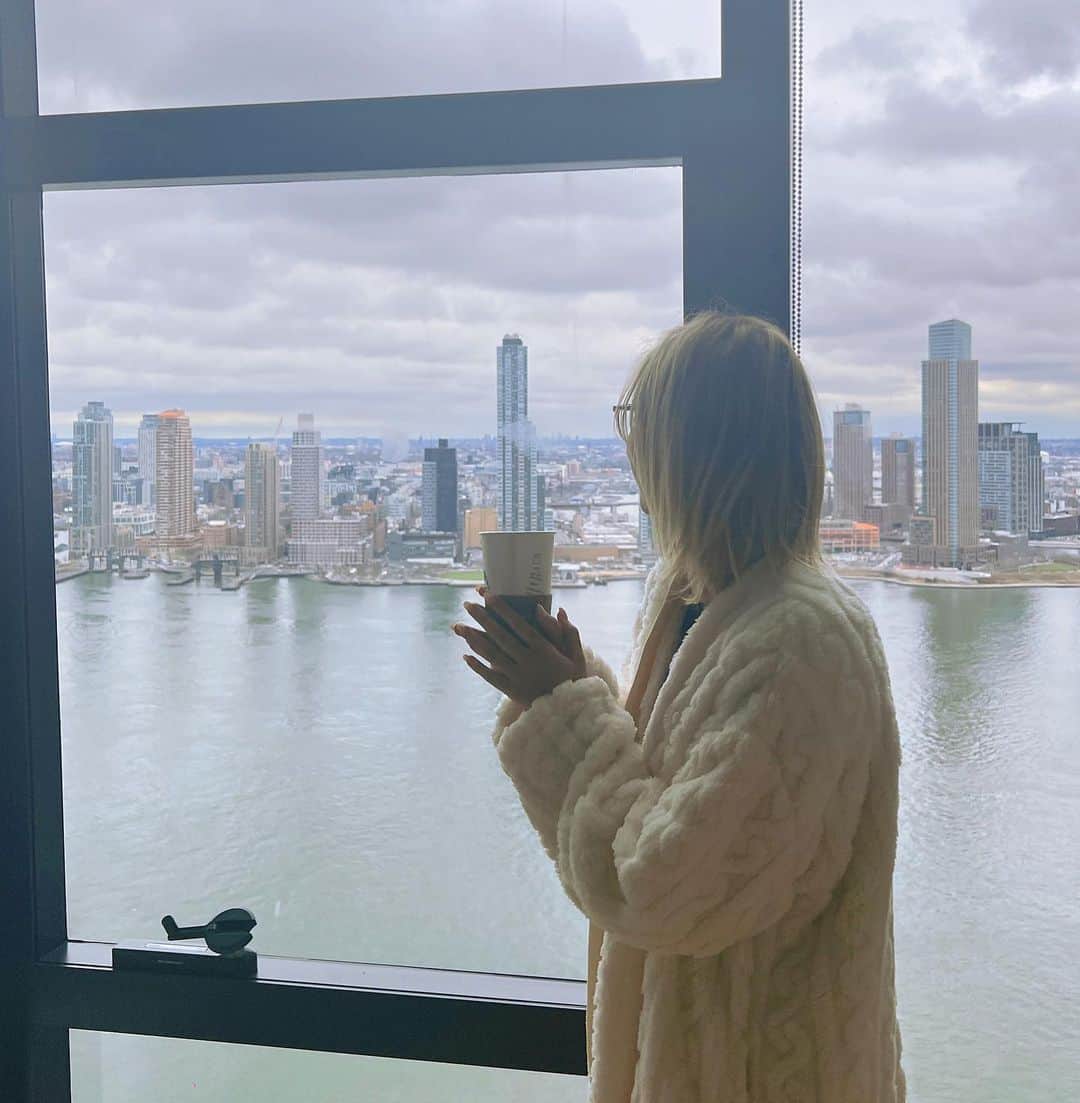 グレース・ヴァンダーウォールのインスタグラム：「Living vicariously through my bffs apartment」