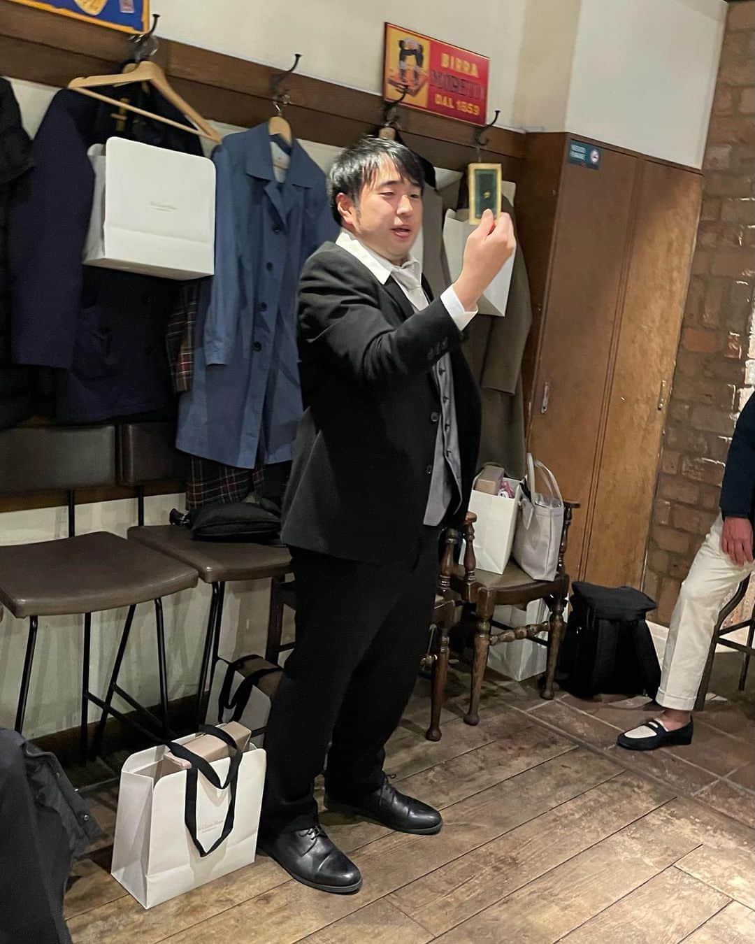 崎山祐のインスタグラム：「かたまりの結婚式の2次会のジャンケン大会で、1人だけ限定ジャンケンをしていた高井を載せ忘れていました。」