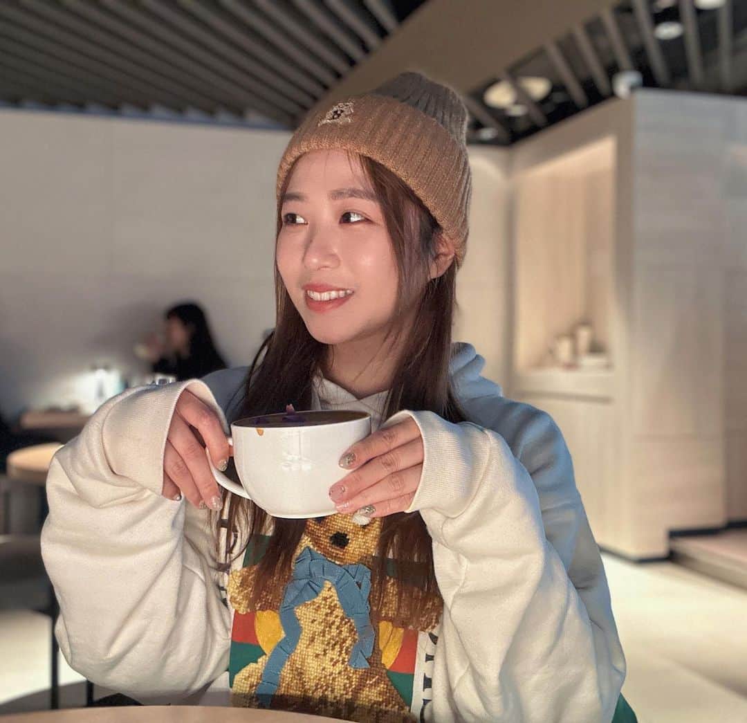 鄭茵聲のインスタグラム：「#玫瑰拿鐵 我最愛的特調 第一次上101 看台北的景色 總算在偽半空中喝著最愛的咖啡 你們有上去看過夜景嗎？」
