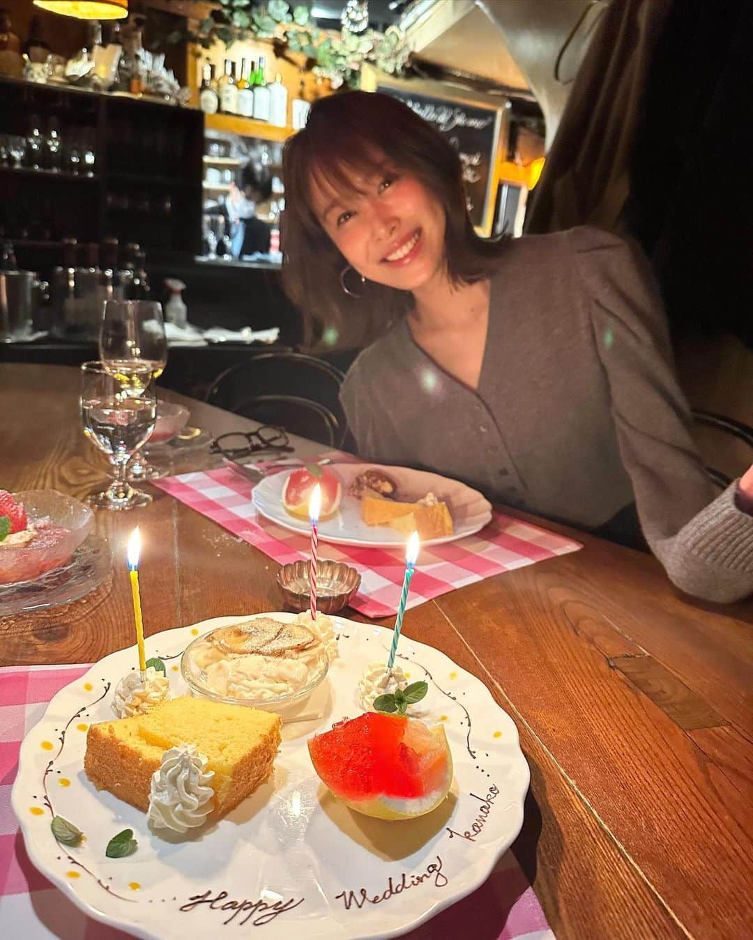 良原安美さんのインスタグラム写真 - (良原安美Instagram)「高校時代からの親友の 結婚のお祝いをした夜🥂 ⁡ ⁡ 婚約から結婚までのスピード感も、 婚約指輪はいらないと話す姿も、 全部彼女らしくて、 ⁡ 幸せそうに笑う姿をみて、 本当に素敵な人と出会ったんだな。 と改めて思ったのでした🫶 心からおめでとう！！！ ⁡ ⁡ ⁡ ⁡ ⁡ #友よ #おめでとう」3月4日 17時03分 - yoshiharaami