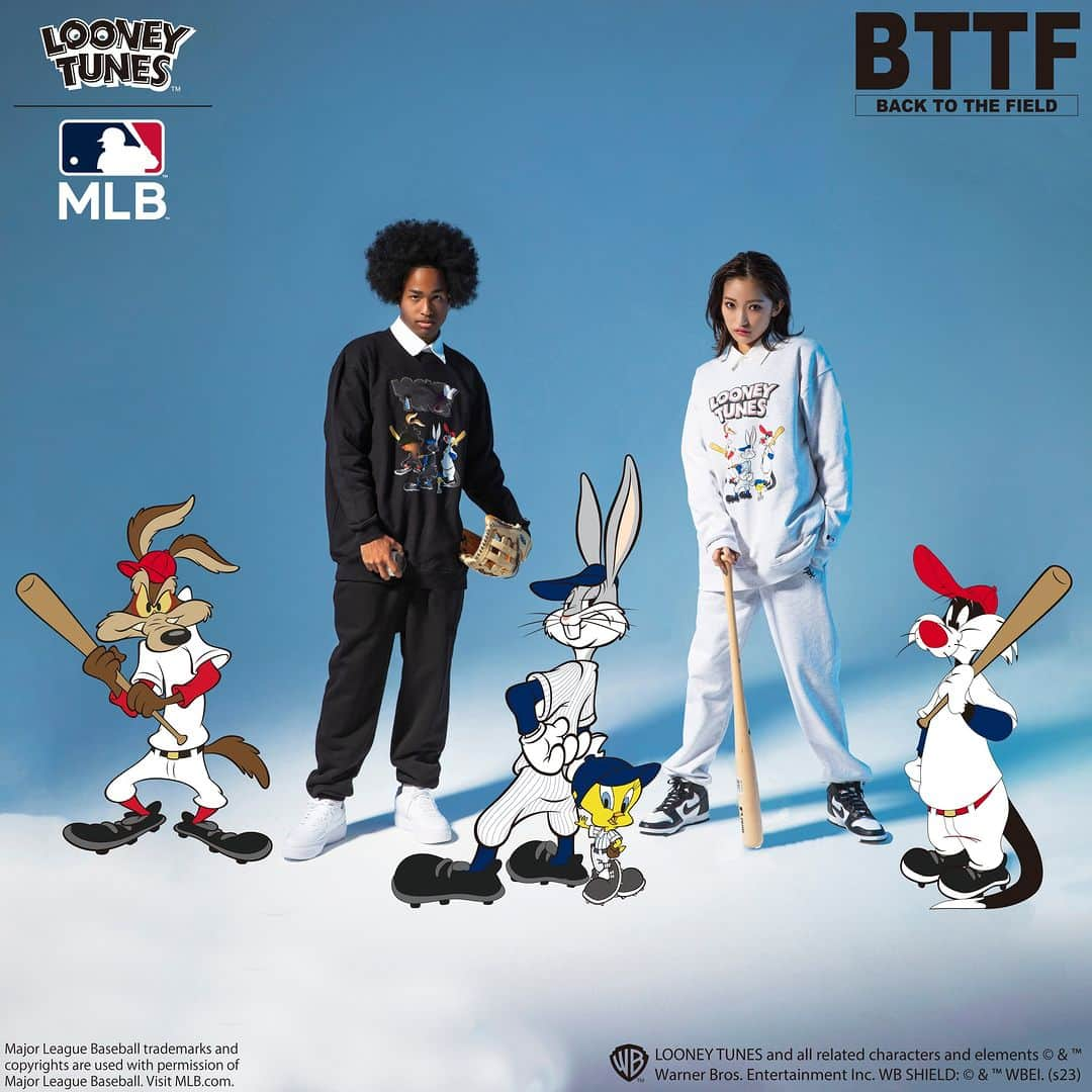 ルーニー・テューンズ公式のインスタグラム：「✨⚾LOONEY TUNES×MLB 発売開始❕⚾✨  #ルーニーテューンズ×MLBのコレクションが 本日よりBACK TO THE FIELD( @back_to_the_field_official )から発売スタート！ 先程KANSAI COLLECTION 2023 s/sのステージにも登場しました💛  また、今回ビジュアルモデルにはガールズ・パフォーマンスグループ『Girls²』(@girls2_official )の小川桜花さんを起用し、普段とのギャップのあるスタイリングも注目されるコレクションに。 MLBチームのユニフォームやアクセサリーを纏った「バッグス・バニー」や「トゥイーティー」など、LOONEY TUNES人気キャラクター達の描き起こしデザインをお見逃しなく💫  #backtothefield #bttf #LooneyTunes #mlb #ルーニーテューンズ #バッグスバニー #トゥイーティー #シルベスター #タズマニアンデビル #関西コレクション #KANSAICOLLECTION #関コレ #ストリートファッション #ストリートコーデ #girls2 #小川桜花」