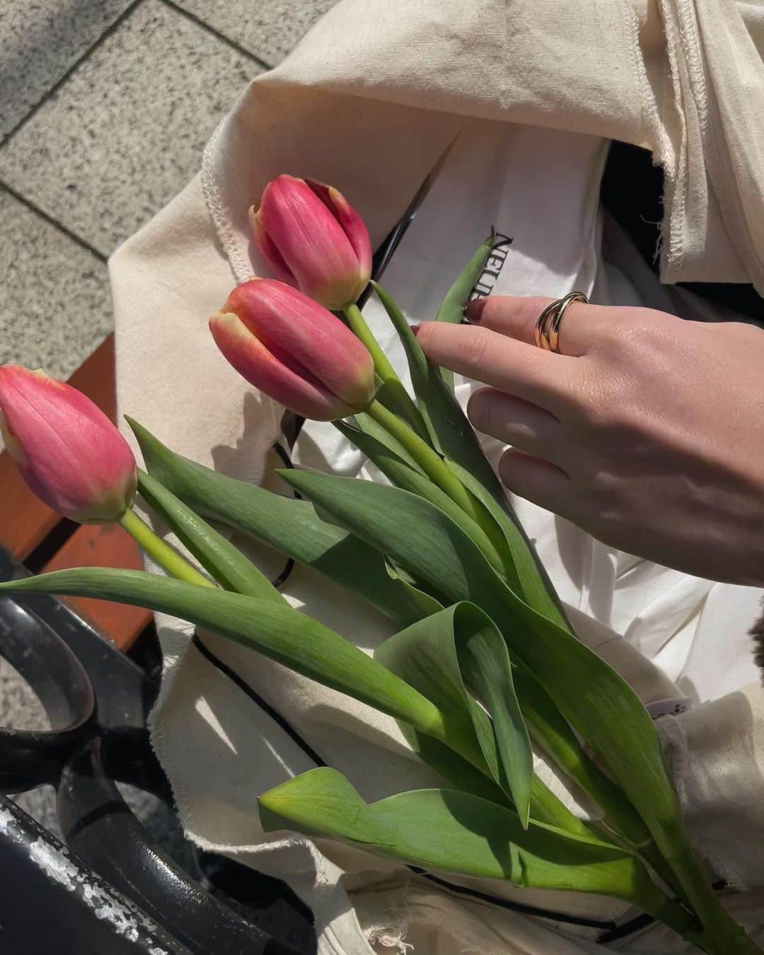 宮所舞のインスタグラム：「shooting🌸📸  生地感やデザインなど拘り詰め込んだ ブラウス達も3月発売予定です🦢✨ NEUEMDENIMに合わせたい♡  @neuem_official」