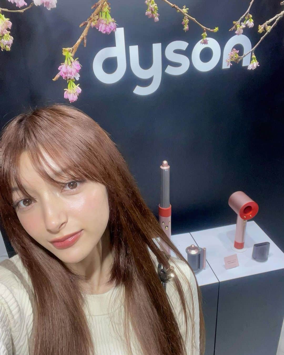 エリカのインスタグラム：「🌸🌸🌸 ・ ・ TGC行ってきた〜！！ Dysonのヘアケアブースで私も使ってるドライヤーの日本限定カラーが展示してあって凄く可愛かった💭 Dyson Supersonic Shine も体験させてもらったんだけど一瞬で髪にツヤが出て欲しくなっちゃった🌷 これひとつでブローもスタイリングもできちゃうからdysonおすすめだよん✨ ⋆┈┈┈┈┈┈┈┈┈┈⋆ ・【3月中旬新発売】日本限定カラーさくらロゼ ・【5月新発売】Dyson Supersonic Shine ⋆┈┈┈┈┈┈┈┈┈┈⋆ #ダイソンビューティー #TGC #PR @dysonhair_jp」