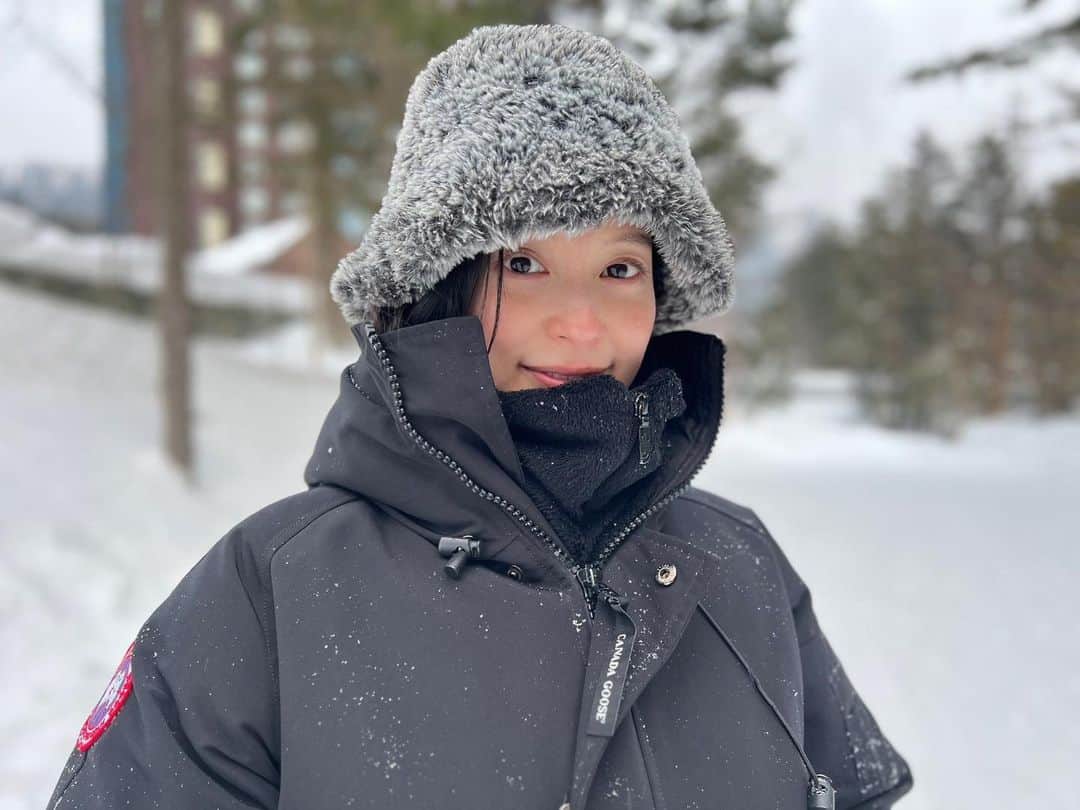 のインスタグラム：「今年は普段着ないダウンがとっても大活躍だった😌💓  すっかり春らししい気候になってきましたね🌸🍃 引越しを機にお洋服を整理しすぎて、着るものないって毎シーズンなってる🤣  #春服楽しみ #毎年買ってるはずが着るものないってなるのなんなん #断捨離しすぎて服がない #写真の服はまさかのすべておさがり（笑）」