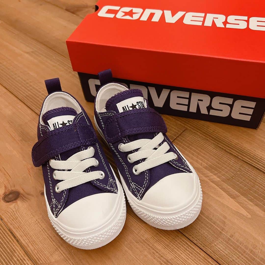 星村麻衣のインスタグラム：「息子の新しい通園スニーカーをGET👟 CHILD ALL STAR LIGHT V-1 OX 軽いし履かせやすいし可愛いし言うことなし👏✨ 色は自分でこれがいいとパープルを選んでいました🥰 #converse #converseallstar  #チャイルドオールスター」
