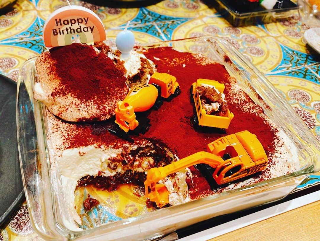 のインスタグラム：「先日、うちの子の誕生日にご近所のお菓子名人が作ってくれた新作「工事中ティラミス」🚧👷‍♀️⛏🚜 #ご近所飯」