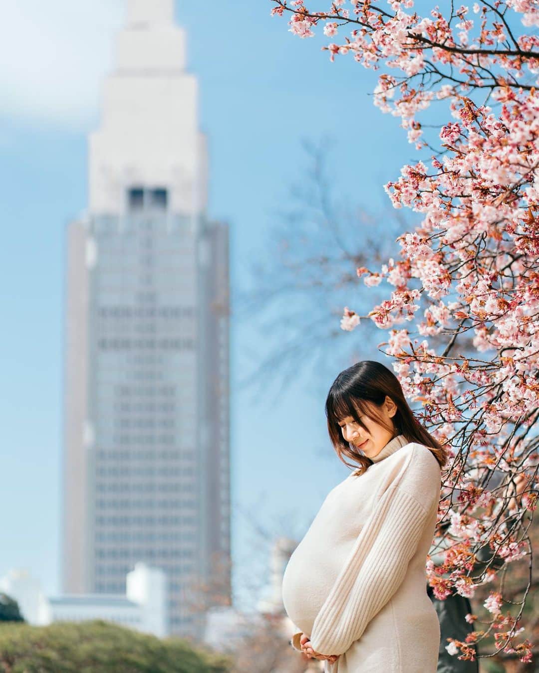 ホームランなみちのインスタグラム：「📷🌸  マタニティフォト続き🤰  カメラマンはお友達のあやかちゃん（@ayaka.photograph）📷  素敵な写真をありがとう♡🌸  #📷 #🌸 #🤰 #👶  #マタニティフォト #カップルフォト」