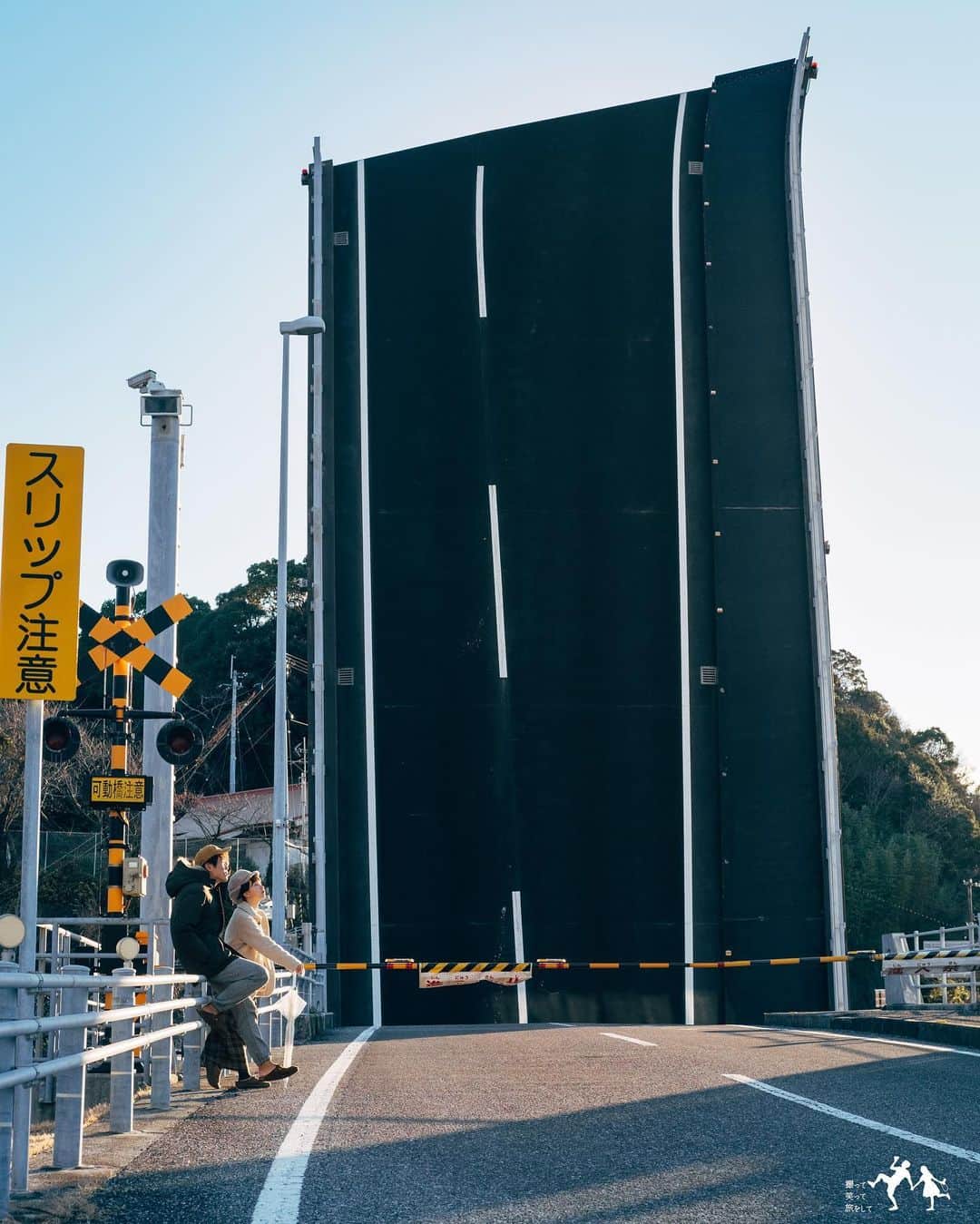 こんちゃんのインスタグラム：「日本一周してて1番びっくりした光景👀 見つけた瞬間、脳内が「！！？？！？！」てもう処理が追いつかんかった！笑 長さ32mもある可動橋で船が港へ入るために定期的に上がったり下がったりする(動画参照) 高知県ですごく気に入った場所のひとつで、旅中に3回来てしばらく眺めたり写真撮ったりしてた🙆‍♂️ 四国は変な場所多くて楽しい！！！！笑 #とったび #手結港可動橋 #高知」