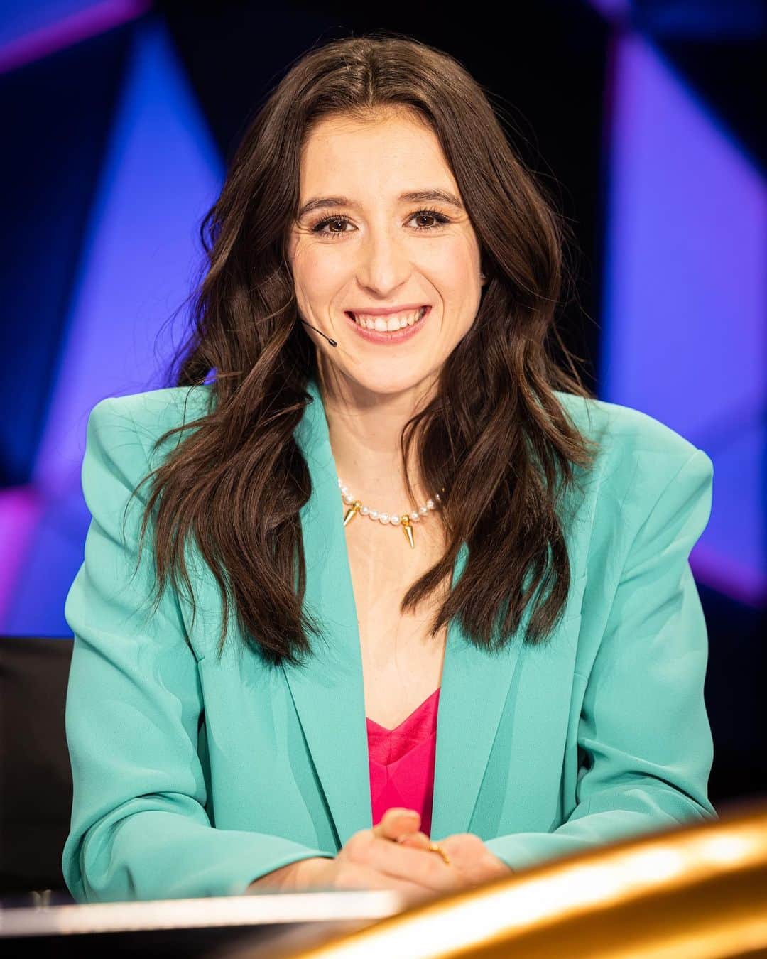 ニナ・デヴァエルのインスタグラム：「About last night… thanks for having me @vtm.themaskedsinger @vtm.be 🙃 hadden jullie geraden wie er onder het prachtige soaperstar pak verstopt zat? 🫧💙 #vtm #themaskedsinger #gastspeurder」