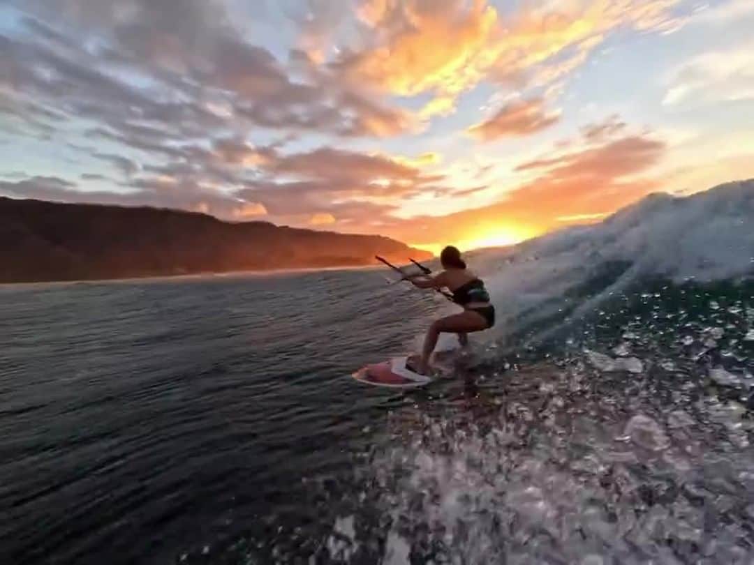 のインスタグラム：「これとないベストコンディション 🤩  夕日に照らされるカイトサーフィンで波を乗る #GoProファミリー @moonawhyte 🏄 🎥 @keahideaboitiz ・ ・ ・ #GoPro #GoProJP #GoProSurf #ハワイ #サーフィン #カイトサーフィン #波乗り #Hawaii #Kitesurfing」