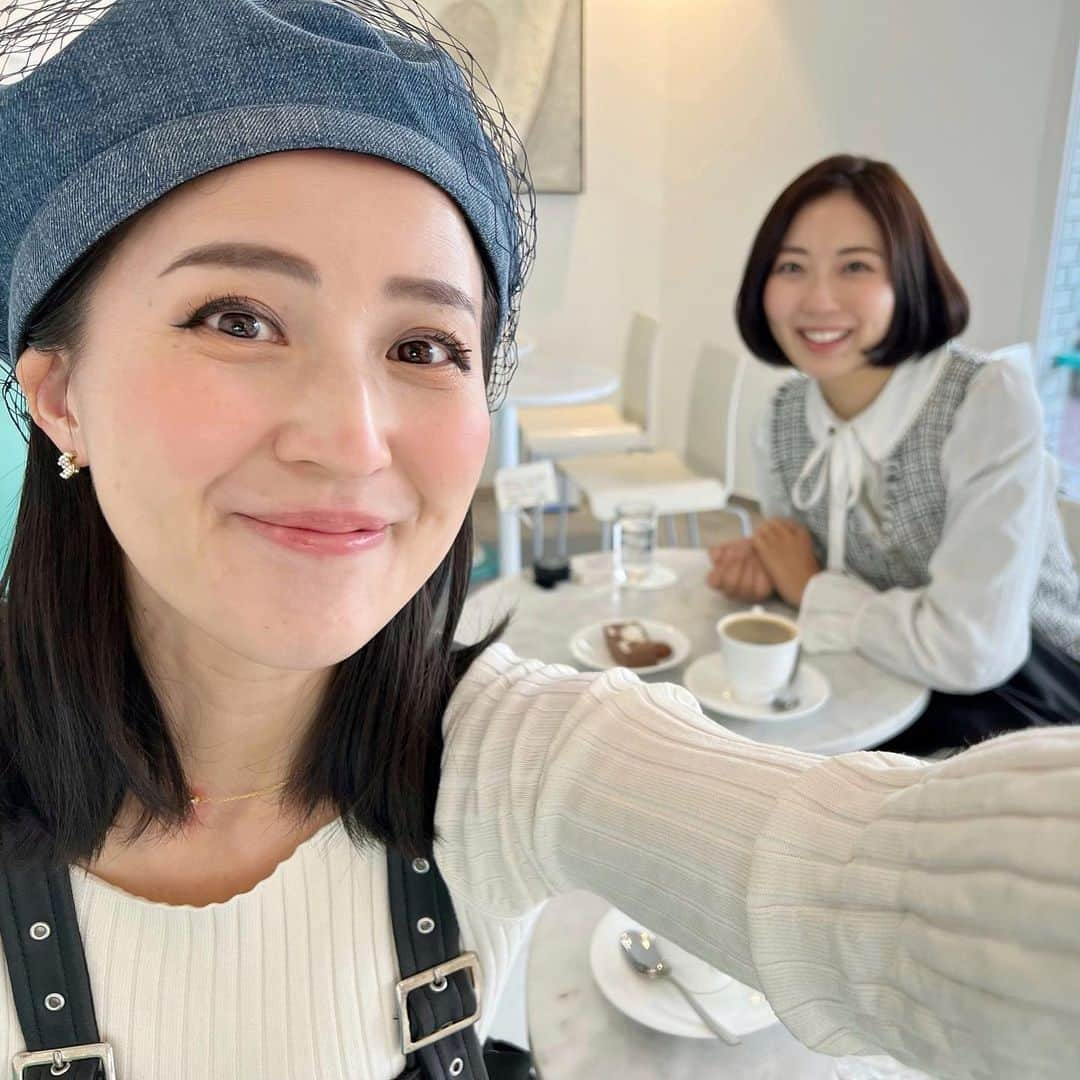 来栖あつこさんのインスタグラム写真 - (来栖あつこInstagram)「週末朝活♡  以前から気になっていた「ショコラティエ　エリカ」でOPEN時間に集合✨ 朝カフェで、チョコ＆コーヒーしてきました。  昨日、夫に 『明日朝カフェしてくる』 と言ったら 「え？ランチじゃなくて、コーヒーとチョコレートだけ？意味わからん」 と言われましたが、これが思いの外私にはマッチしていた☺️  朝食・・・食べない派。 いつも自宅で仕事している時には、１食目が夕方・・・なんてことザラにありますんで。 早くても、2時とか3時くらいが普通なんです。 そんな私には、このくらいの軽めなお茶が朝一には最高。  お店のカラーがティファニーブルーで、勝手に　@vv2wedding のサイトイメージにした「ティファニーブルー、大理石、白」で好きー！ってなった😂  最後の写真は「写真撮ろう〜！」って言ったら、最初遠近法でこのくらいがいいと言われたやつ。 ピンボケだ！って前に出てもらいましたw w w  帰りには、お店の看板商品「ミントチョコ」「マ・ボンヌ（マシュマロ入りチョコ）」をGET🌿  マナティと一緒にいると、時間の流れ方が心地よい♪ また近々！って元気をもらえた週末のスタートでした。  #白金　#白金カフェ #ショコラティエエリカ  #私の友達みんな美人さん #美人なだけじゃなく性格も抜群なんだから #それが自慢なのです #えっへん！ 重度の　#花粉症　🌸👃 #リス顔 #猫顔 #たぬき顔 #atsukokurusu #来栖あつこ #アヒル口」3月4日 18時02分 - atsukokurusu