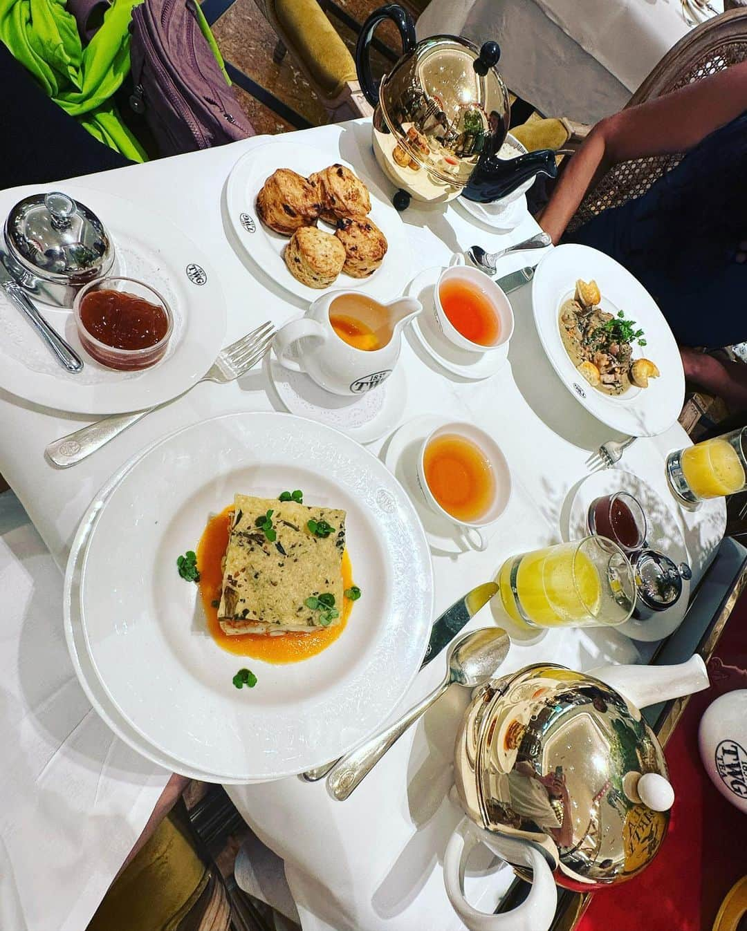 大橋悠依さんのインスタグラム写真 - (大橋悠依Instagram)「． TWGでbrunch🫖🍽✨ 甘いもの食べて糖分補給完了😤 なおこさんありがとうございました💓  #TWG #TWGtea #スコーン美味しすぎ #キラキラしすぎ #紅茶の種類多すぎ」3月4日 18時12分 - yui_ohashi_