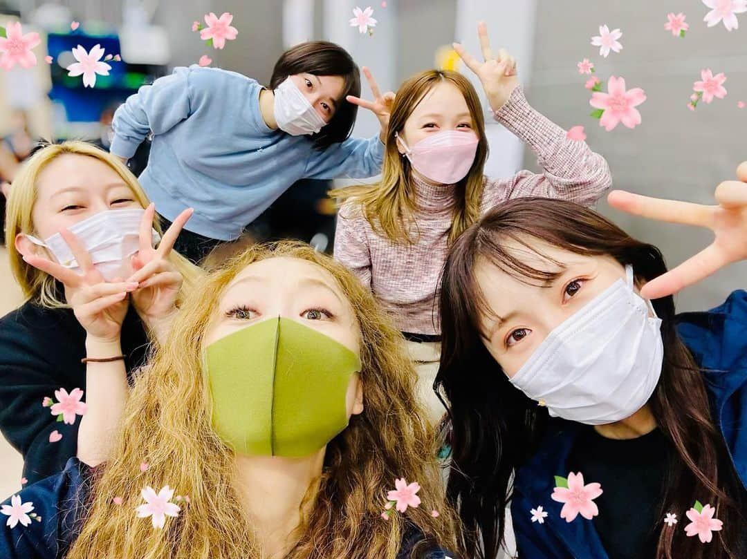 広崎うらんさんのインスタグラム写真 - (広崎うらんInstagram)「Lovely women of musical “Jekyll & Hyde”💕 #ジキハイ2023 オーケストラが入りめちゃめちゃエキサイティングで🤩もうワクワクがヤバいっす！！！ひな祭り🎎には素敵な男性からハーゲンダッツの粋なお差し入れ😚💕 久々の #ジキルアンドハイド の音楽！演奏も歌声も脇を固めるベテラン陣の芝居にもしびれます😍❣️来週開幕(^O^)！ #石丸幹二 #柿澤勇人 #笹本玲奈 #真彩希帆 #Dream_Ami #桜井玲香」3月4日 18時07分 - uranhirosaki