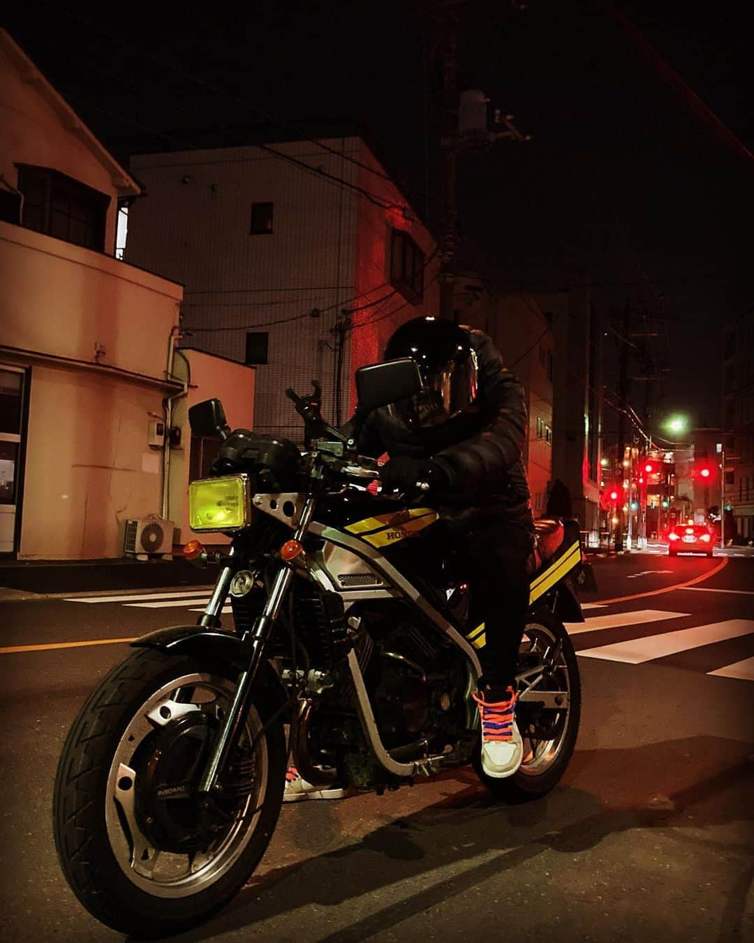 よもぎのインスタグラム：「夜に映えるバイクです🌙  #バイク #vt250 #vt250z #昭和好きな平成生まれ  #旧車バイク #80年代 #バイク女子 #女子ライダー #ツーリング」