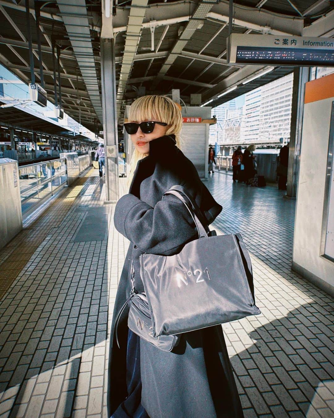 PELIのインスタグラム：「🖤🖤🥷🖤🖤  #N21 #garageventuno  #numeroventuno   ガラージュヴェントゥーノの カメラバッグとトートで一泊いける🥷🖤」