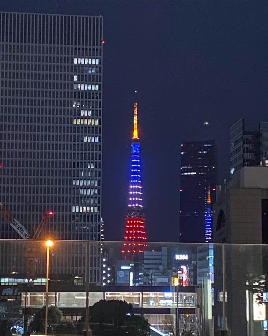 InterContinental Tokyo Bayさんのインスタグラム写真 - (InterContinental Tokyo BayInstagram)「. ホテルのある竹芝駅から浜松町駅までのペデストリアンデッキ(空中歩道)からは、東京タワーの夜景を臨むことができます。  3月3日までは、フランス国旗のトリコロールカラーでした🇫🇷 映画「エッフェル塔～創造者の愛～」の公開を記念してとのこと。 3月4日は、東京マラソン開催記念で『インフィニティ・ダイヤモンドヴェール』。 毎日、東京タワーのイルミネーションが楽しみです😊  #intercontinentaltokyobay  #ホテルインターコンチネンタル東京ベイ  #インターコンチネンタル東京ベイ  #intercontinental  #intercontinentallife #東京タワー #tokyotower #🗼 #イルミネーション #フランス　#トリコロールカラー  #ライトアップ #浜松町　#竹芝 #歩行デッキ #空中歩道  #ペデストリアンデッキ」3月4日 18時32分 - intercontitokyobay