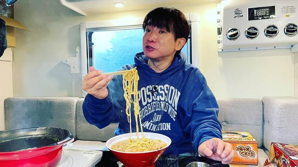 濱口優のインスタグラム：「#濱口優と秘密基地 #キャンピングカー #自販機ラーメン」