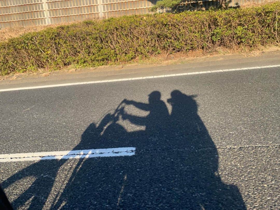 のインスタグラム：「. . いつも前で冷たい風全部受け止めて 安全運転してくれてありがとう☺️  色んな場所にいっぱい連れて行ってもらえて とても幸せです🫶🏻 . . #wolfofgenuine #harleydavidson #evolution #evo#sportster #xl1200x #ハーレーダビッドソン #ハーレー#後ろ専門バイカー」