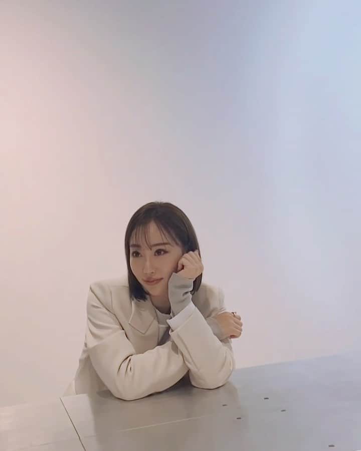 秋倉諒子のインスタグラム：「この前の取材のとき♡ 春に近付くと白い服たくさん着たくなるううう🌸  今夜は映画を観てリフレッシュ🎥🎞 洋画が大好きで1日最高6本観たこともあるくらい🙊♡ この前は大好きな映画「あの頃、ペニーレインと」を❤️  みんなは週末なにするー？ 良い週末を🐒🌼」