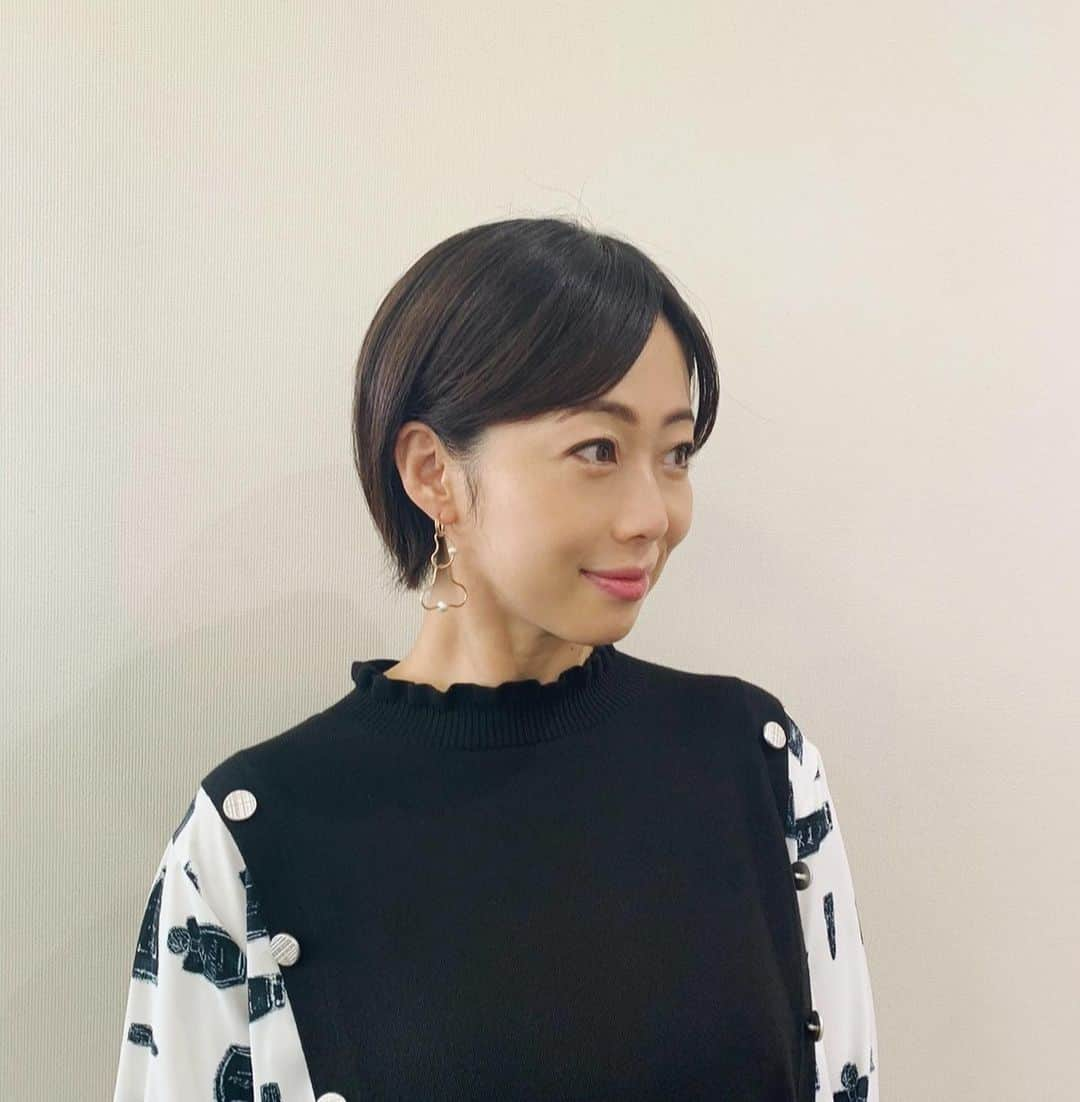 井上和香さんのインスタグラム写真 - (井上和香Instagram)「. みなさん花粉症大丈夫ですか？ 毎年、「今年はヤバいね！」 なんて話してたけど、  マジで今年はヤバい💦  病院に行かなきゃと思いつつ、なんだかんだ行けなくて… 週明けにでも行かなきゃ😢  ちょっと前の『ウワサのお客さま』で着た衣裳👗  @so_close_official @dama_jp  アクセサリー @naturali_jewelry  #ウワサのお客さま #フジテレビ #soclose #ダーマコレクション #naturalijewelry」3月4日 18時55分 - inoue_waka