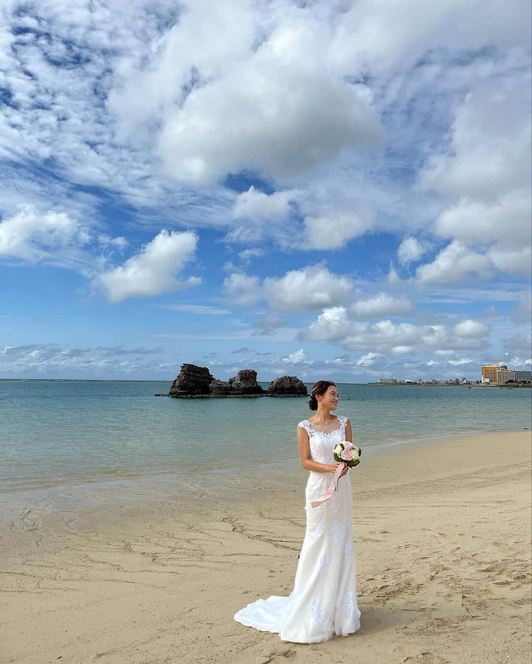 のインスタグラム：「式を挙げてから1週間が経ちました💍 たくさんのお祝いコメントと共に 質問やリクエストいくつかありましたのでお答えします🌺  『ドレスの前が見たいです！』のリクエストなのですが 前姿は海の写真が見やすいかな？🏝 これはiPhoneで撮っていたものを そのままエアドロップで送って頂き、 あまりにも写真が綺麗だったのでNO加工のままです📸✨ なので寄りで見ても見やすいはず🫣  前は薄いレースが胸上まであったので ネックレスなど付けず、 代わりにインパクトのあるピアス&ヘアアクセサリーを🌿 ウェディングだしシルバーとかの方がいいのかな？ って散々悩みましたが 大好きなゴールドにして正解でした✨ 合わせるのも必要だけどやっぱり好きな色に囲まれたい。 ティアラも柄じゃないのでヘッドドレスにしたけど やっぱりそれもしっくりきて正解でした⭕️👏 初めて見るものばかりで悩み方も分からなかったけど 結局合う合わないより好きなものを見てバランスみるのが 私はとてもやりやすかったですね👑✨ ドレスの決め手は完全後ろ姿でした❤️  『髪型について』ですが ヘアも当日になんとな〜く写真を見せてお願いしたら そのまま出来上がって顔周りも好みのようにしてくれたので とても良かったです✨ 『こんな風にしたい！』という 写真だけ用意しといたら式場のヘアメイクさんも 毎日いろんなヘアをやられているので パパッとこなしてくれて大満足でした🙌✨ ヘアアクセサリーなどは先程言ったように ゴールド系のものを自前で用意しました🌟 海の前で撮影するのは決めてたので このリーフ調のアクセサリーにしてよかったな🌿  ドレスもヘアも何回もイメージしていたので アクセサリーもメイクも小道具もちゃんとマッチして 当日のまとまりのあるウェディングドレス姿に なれたと思います💃🌹✨ ウェディングって全部自分で決めなくちゃいけないから 大変ですね😂  いろんな結婚式に参加させて頂きましたが 自分がまさか挙げる側になる日が来るとはね😂 大変なこともたくさんあったけど 終わってみれば達成感＆満足感が溢れてました🕊✨  ぜひ、参考になれば嬉しいです🙏🌹  #wedding #weddingphotography #mermaiddress #weddinghair #ウェディングヘア #ウェディングドレス #マーメイドドレス #ウェディング撮影 #ウェディングアクセサリー」