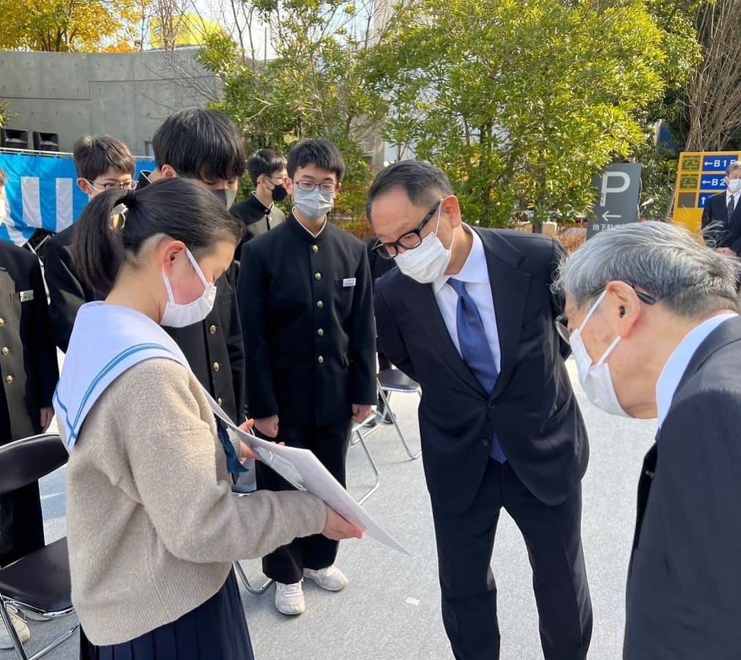 豊田章男さんのインスタグラム写真 - (豊田章男Instagram)「. 本日、豊田市役所で開かれた「中村寿一・豊田喜一郎顕彰会」献花式に出席しました。  「自動車で希望を持てる町にしたい」と奔走された旧挙母町長の中村寿一さん。 「日本に自動車産業を興す」ことに挑戦した創業者の豊田喜一郎。 今につながるふたりの功績に、今年も、感謝の気持ちをお伝えしてきました。  式典には豊田少年少女発明クラブの皆さんも参加してくれました。 未来を担う若い人たちに、私が伝えたのは…  「新しいモノをつくるために知恵を絞り、汗をかき、時間を忘れて熱中する。その瞬間が極めて楽しい。苦心した末にモノができあがったとき、それを誰かが使って喜んだり、助かったりしたとき、このうえない喜びと感動に包まれる。だから、もっと勉強し、働いて、もっと良いモノをつくろうと思う」  これは先月14日に他界した父、章一郎の言葉です。  「モノづくりは人づくり」 次世代の育成に心血を注いだ父は、クラブを立ち上げ、全国へ広げる活動にも力を注ぎました。 彼ら、彼女らの活躍を、きっと、誰よりも喜んでくれていると思います。  Today, I attended a ceremony honoring Juichi Nakamura and Kiichiro Toyoda at Toyota City Hall.   As mayor of the former Koromo City (Currently Toyota City), Juichi Nakamura was committed to creating a place where people would be able to find hope through car-making. Toyota founder Kiichiro Toyoda took on the challenge of establishing an auto industry in Japan. As in past years, I once again expressed my gratitude for their achievements, which continue to resonate today.   The ceremony was also attended by members of the Boys & Girls Invention Club Toyota. To these young people who will shape our future, I shared this message: “Creating something new means racking your brains, toiling, losing yourself in the process. These moments are the ultimate pleasure. There is no greater joy or excitement than seeing someone enjoying or benefiting from a product that you worked hard to make. That’s what drives me to keep learning and striving to create something even better.”   These were the words of my father, Shoichiro, who passed away on the 14th of February. “Making things means making people” My father poured his heart and soul into nurturing the next generation. He established this club, and devoted himself to spreading its activities around the country. I am sure that, more than anyone else, he is delighted by the accomplishments of these young boys and girls.  #顕彰祭 #豊田佐吉 #静岡県湖西市 #自動車産業」3月4日 19時05分 - akiotoyoda_official