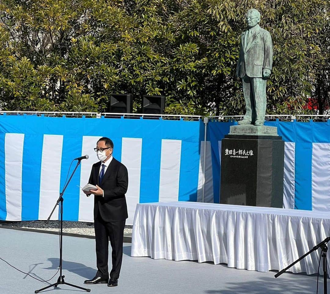 豊田章男のインスタグラム：「. 本日、豊田市役所で開かれた「中村寿一・豊田喜一郎顕彰会」献花式に出席しました。  「自動車で希望を持てる町にしたい」と奔走された旧挙母町長の中村寿一さん。 「日本に自動車産業を興す」ことに挑戦した創業者の豊田喜一郎。 今につながるふたりの功績に、今年も、感謝の気持ちをお伝えしてきました。  式典には豊田少年少女発明クラブの皆さんも参加してくれました。 未来を担う若い人たちに、私が伝えたのは…  「新しいモノをつくるために知恵を絞り、汗をかき、時間を忘れて熱中する。その瞬間が極めて楽しい。苦心した末にモノができあがったとき、それを誰かが使って喜んだり、助かったりしたとき、このうえない喜びと感動に包まれる。だから、もっと勉強し、働いて、もっと良いモノをつくろうと思う」  これは先月14日に他界した父、章一郎の言葉です。  「モノづくりは人づくり」 次世代の育成に心血を注いだ父は、クラブを立ち上げ、全国へ広げる活動にも力を注ぎました。 彼ら、彼女らの活躍を、きっと、誰よりも喜んでくれていると思います。  Today, I attended a ceremony honoring Juichi Nakamura and Kiichiro Toyoda at Toyota City Hall.   As mayor of the former Koromo City (Currently Toyota City), Juichi Nakamura was committed to creating a place where people would be able to find hope through car-making. Toyota founder Kiichiro Toyoda took on the challenge of establishing an auto industry in Japan. As in past years, I once again expressed my gratitude for their achievements, which continue to resonate today.   The ceremony was also attended by members of the Boys & Girls Invention Club Toyota. To these young people who will shape our future, I shared this message: “Creating something new means racking your brains, toiling, losing yourself in the process. These moments are the ultimate pleasure. There is no greater joy or excitement than seeing someone enjoying or benefiting from a product that you worked hard to make. That’s what drives me to keep learning and striving to create something even better.”   These were the words of my father, Shoichiro, who passed away on the 14th of February. “Making things means making people” My father poured his heart and soul into nurturing the next generation. He established this club, and devoted himself to spreading its activities around the country. I am sure that, more than anyone else, he is delighted by the accomplishments of these young boys and girls.  #顕彰祭 #豊田佐吉 #静岡県湖西市 #自動車産業」