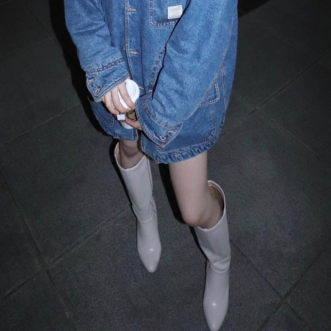 坂本澪香のインスタグラム：「別に理由はないです 良い脚風に取ってもらったので、 ブーツとか履いてみました #脚 #okfilms」