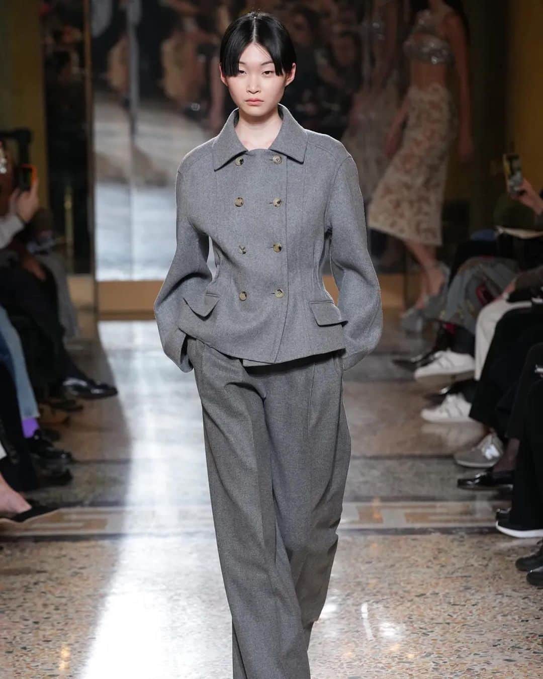 KANONのインスタグラム：「So grateful that I can be a part of @ermannoscervino again  Big love to the team 😘😘」