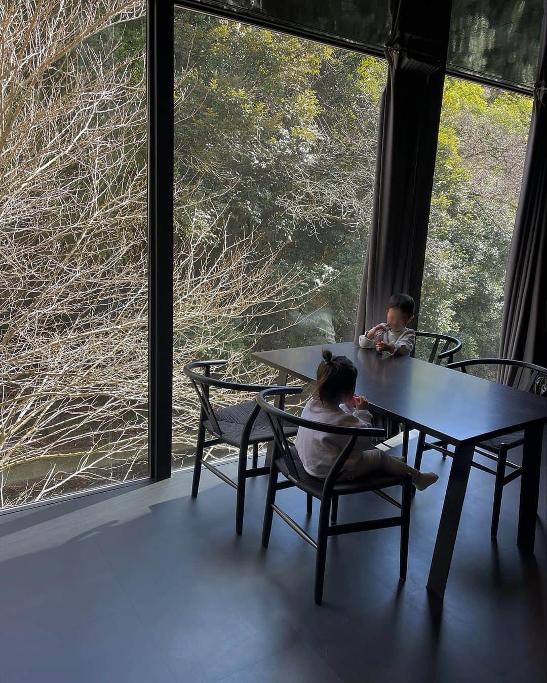 のインスタグラム：「先日、湯河原にある水鏡の離れへ🏠 一棟貸しの3階建のお部屋で 別荘感覚で宿泊しました✨ お風呂がとっても広くて 景色も自然たっぷりで この日はポカポカ暖かい日で 癒された旅でした🌿 ㅤㅤㅤㅤㅤㅤㅤㅤㅤㅤㅤㅤㅤ #湯河原#水郷の離れ」