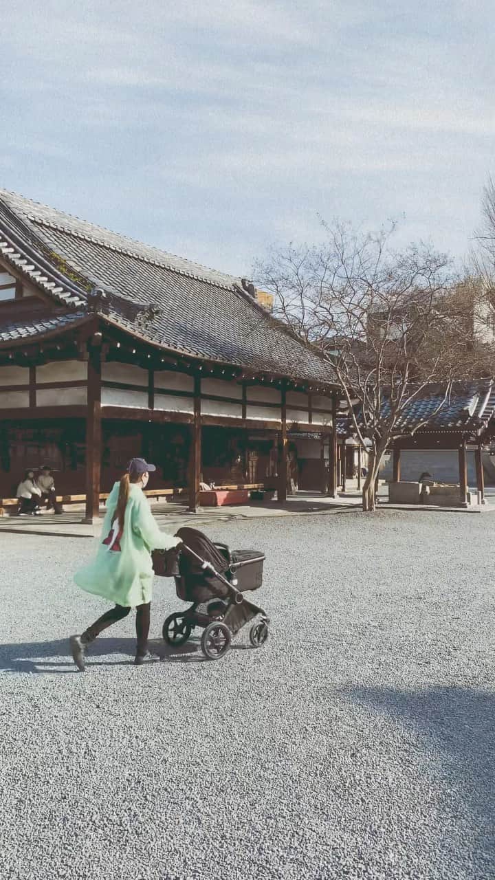 のインスタグラム：「砂利道でも安定感抜群 大きな車輪で押し心地が軽い軽い🫶🏽 @bugaboostrollers @bugaboojapan   もう少しで首がしっかり座りそうだから👶🏻 そしたらシート付け替えかな？🪄」