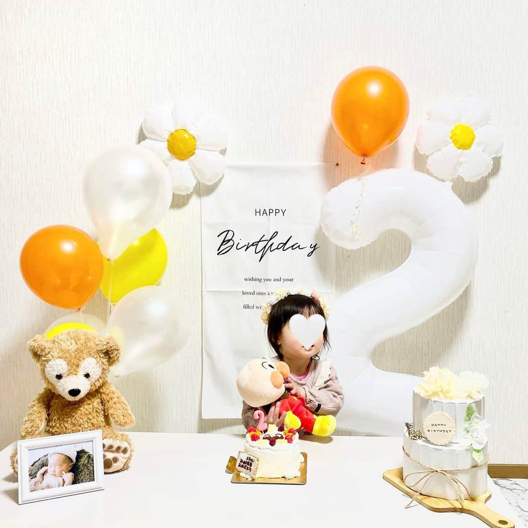 M-chanのインスタグラム：「𓂃𓂂𓈒  2歳のお誕生日🌼🤍  飾り付けバルーン SHEINで購入 めっちゃ安い🫶  お誕生日のお祝いの参考になれば🫶  #誕生日 #誕生日飾り付け #誕生日ケーキ #飾り付けバルーン #ケーキトッパー #2歳誕生日 #手作りケーキ #shein購入品 #誕生日 #2歳誕生日 #2ndanniversary #20230202 #2 #おうちフォト #おうちスタジオ」