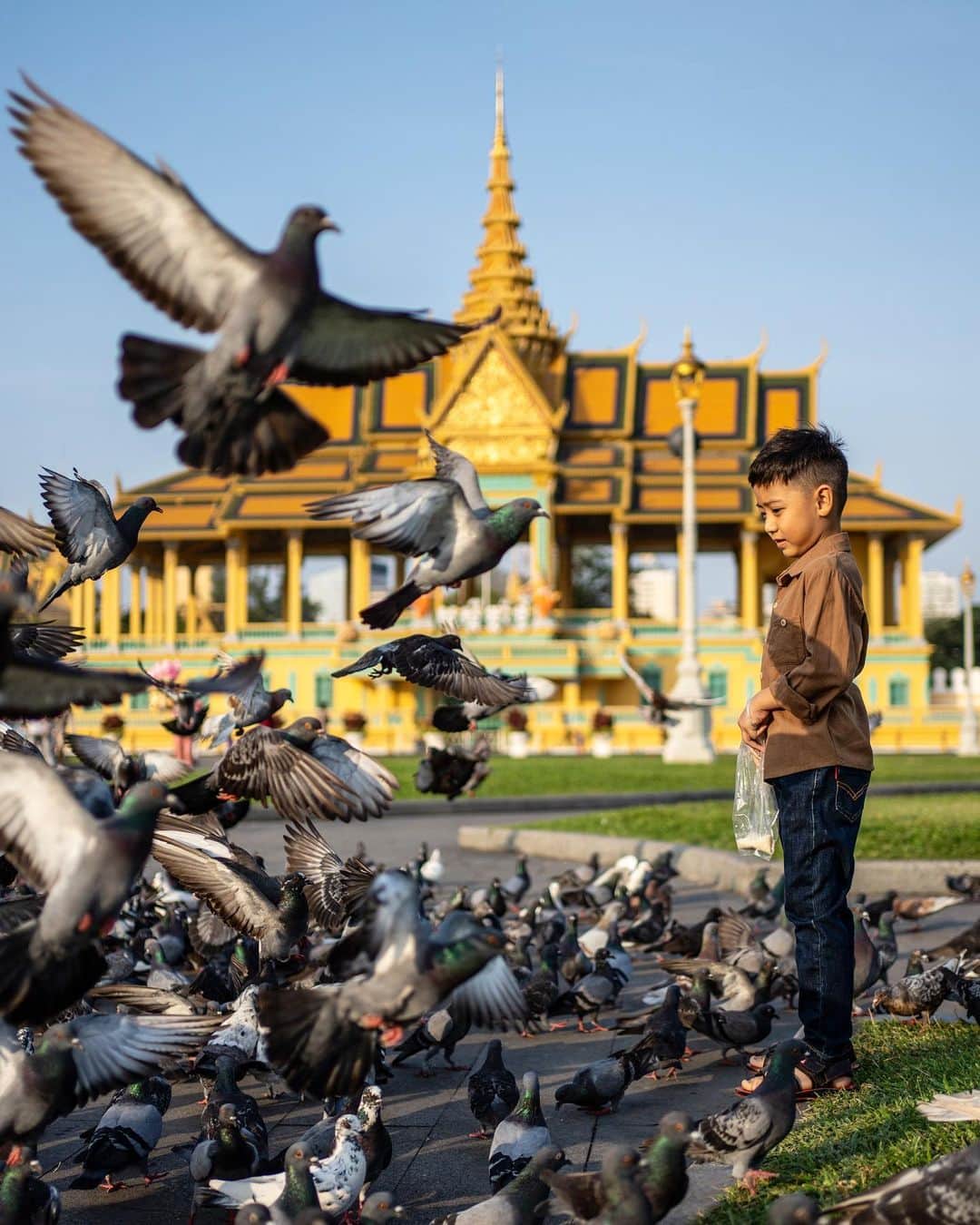 VuTheara Khamのインスタグラム：「Kingdom of Cambodia in my heart forever, 2023 💙❤️🇰🇭 It’s  serie of pictures taken this morning in Phnom Penh. I’m so happy to be back in Cambodia, thanks everybody for your kindness since I arrived before yesterday.  Which one do you prefer? [1-10] . #phnompenh #cambodia #phnompenhphotographycollective」