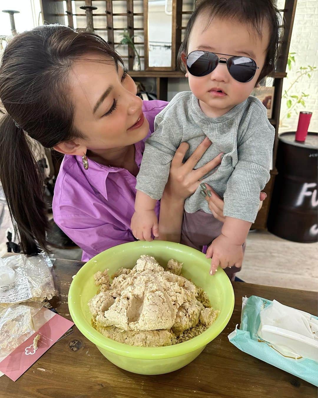 里海のインスタグラム：「わぁ❤️楽しかったです🥰 息子とお味噌作りに挑戦✨ 10ヶ月後にお味噌が 出来上がるので その時はもう1歳3ヶ月で 自分の作ったお味噌が食べれるかも🥹  10年以上前から モデル友達だったのが 同時期に子供を産み、ママ友になった @pascalmariedesmarais_pmd が 誘ってくれました🥰  いい思い出ができました✨ 私は @lovecurl.eyelash で まつ毛を綺麗にしてもらった ばかりだったので よかったです✨✨  もっともっと思い出つくりたいです✨ #発酵食品　#お味噌作り」