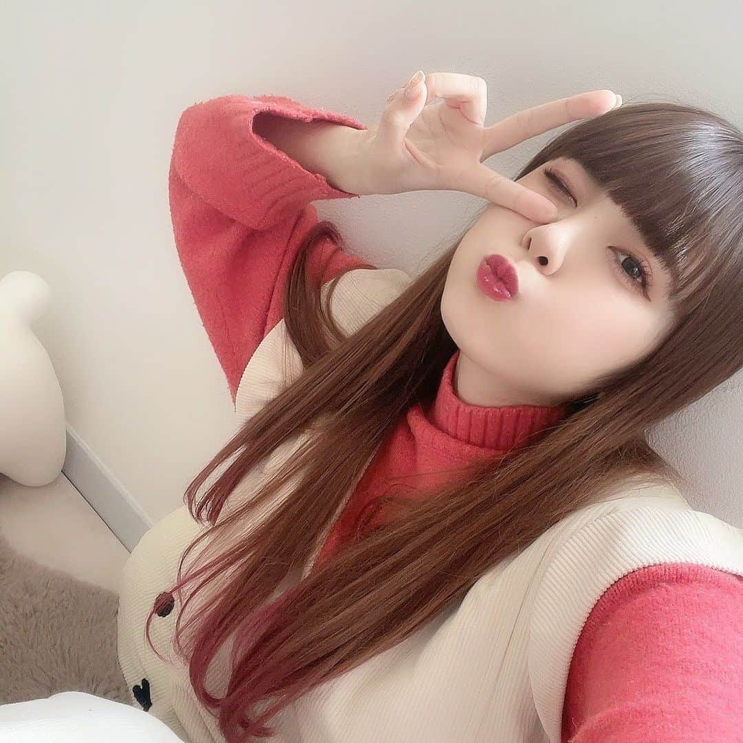 小林弥生のインスタグラム：「♡⃛ こばちゃんbirthday🎂  26歳は沢山の方に支えてもらって いろんな経験をさせていただき 新しい環境で沢山勉強できた1年でした𓈒𓂂𓏸  少しは1人の大人として 成長したんじゃないかと思っています、  27歳もきっと沢山の出会いがあって 沢山の経験をするんだろう。。 そんな風に思っています。  自分のブランドが 少しずつでも知ってもらえてきてて ブランドにもリピーターさんが 少しずつですが増えてきて 毎日毎日幸せを感じています。  いつも応援してくださってる ファンの皆様 本当にありがとうございます♡⃛！  これからもこんな私ですが 仲良くしてくださると嬉しいです🌷.*  またPOPUPなどで 近くに行った時にでも なんとなーく行けそうな時は ふらぁっと会いに来てください◎」