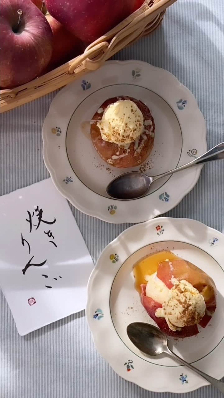 福田淳子のインスタグラム：「Spring just around the corner.  Getting warmer towards the new coming season.  Sweet cinnamon sugar apples with ice cream to brighten your day.   Sweets &Styling  @junjunfukuda  Styling & Calligraphy @toufuhayama  Nail by @fortune.jewelry.rurinail   #calligraphyart #japanesecalligraphy#calligraphystyling#calligraphycordinate #junkofukuda  #やきりんご #焼きりんご」