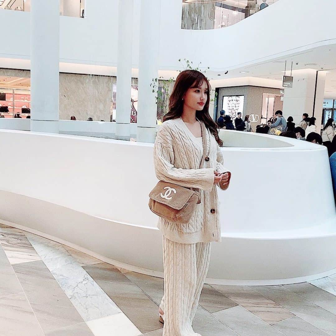 ELENAのインスタグラム：「. 📍The Hyundai Seoul . #likesforlike #instagood #koreafashion #koreatravel #韓国旅行 #韓国コーデ #渡韓」