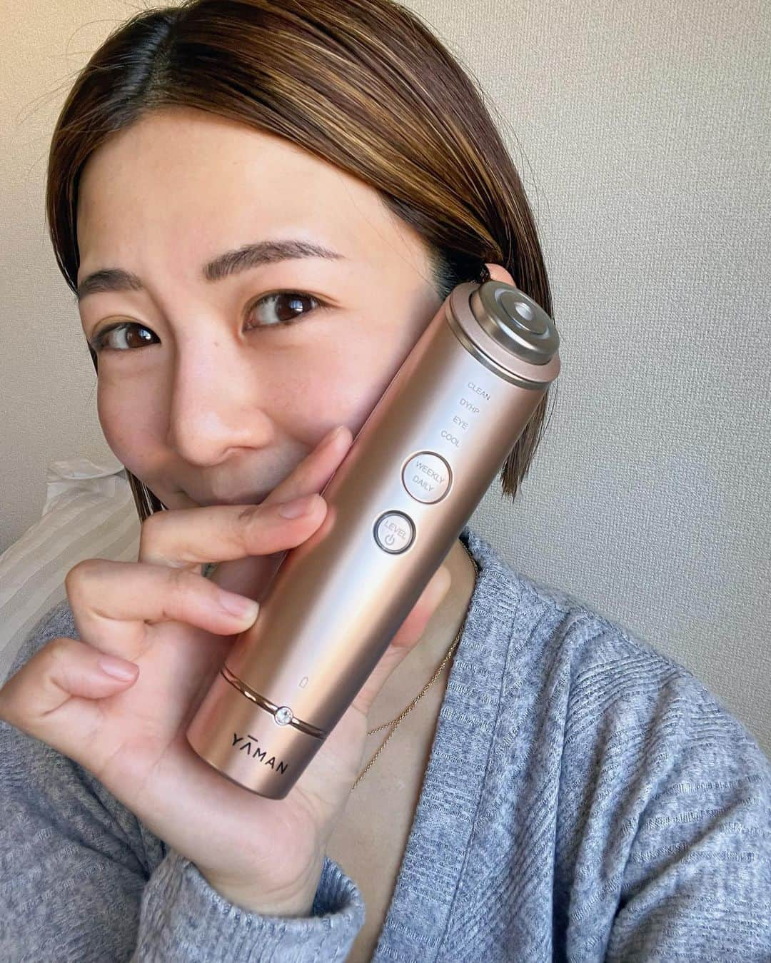 吉田夏海さんのインスタグラム写真 - (吉田夏海Instagram)「New美顔器🧖🏽‍♀️🫧✨  YA-MANのフォトプラスシャイニーを頂いたので使ってます🌼  デイリーケアできるように1回3分の設定になってて時間がない日でも手軽にケアできる美顔器で気に入ってます😉  さぁ美顔器するぞ！って気合い入れなくてもいつものケアの時に化粧水つけてくるくるするだけでいいし時間ない時でも3分なら頑張れる👌  パックする時も使えるよ✨  もちろん時間ある時はWEEKLYモードでしっかりケアできちゃうよ👍  EMSもあるしフェイスラインケアもできるのと目元ケアが気に入ってます🤗  一台で色々な機能が使えるのがおすすめ💖  #フォトプラスシャイニー  #ヤーマン #美顔器 #提供」3月4日 19時46分 - natsumiiiiiiiiiii