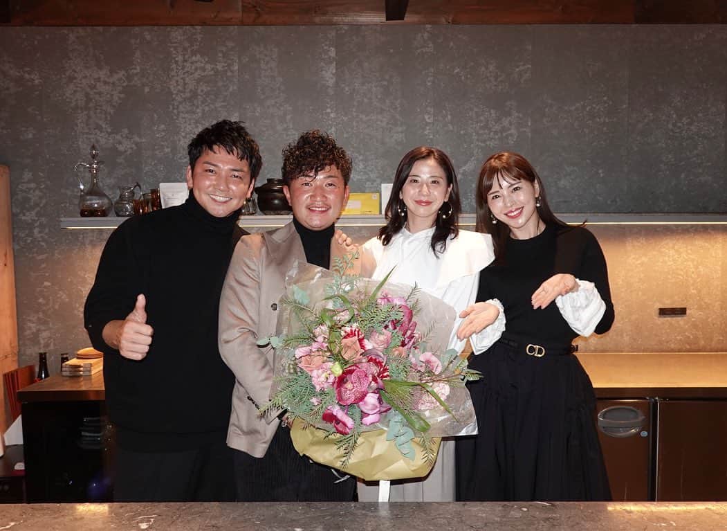 嵜本将光 のインスタグラム：「⁡ ⁡ 結婚おめでとう！ ⁡ 船岡さんご協力のもとフナシェフでの公開プロポーズが無事成功し、先日婚姻届の証人になってほしいと2人で来てくれました。 ⁡ 届を出して正式に夫婦となった二人 ⁡ 二人の幸せそうな顔を見て 最幸でした😁 ⁡  #結婚 #サプライズプロポーズ #婚姻届 #頑張れ白樫」