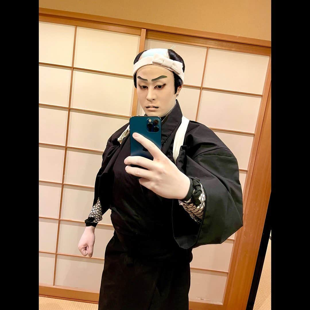 中村歌之助さんのインスタグラム写真 - (中村歌之助Instagram)「・ 昨日無事に初日を迎えることができました！  今月は 第二部「仮名手本忠臣蔵 十段目」矢間重太郎 第三部「廓文章 吉田屋」太鼓持豊作 で出させていただいております。  「十段目」は、歌舞伎座での上演が58年ぶりの珍しい演目ですので、多くの方に観ていただきたいです。  「吉田屋」は、伊左衛門と夕霧の恋愛模様をコミカルで華やかに描いた上方の作品ですので、歌舞伎を初めて観る方にもおすすめの作品です。また、玉三郎のおじさま、愛之助のお兄さんとご一緒に踊らせていただけて、とても嬉しく思っております。  お時間ございましたら 是非歌舞伎座に足をお運び下さい！  #中村歌之助 #歌舞伎役者 #歌舞伎 #銀座 #歌舞伎座 #三月大歌舞伎 #第二部 #仮名手本忠臣蔵 #十段目 #矢間重太郎 #第三部 #廓文章 #吉田屋 #太鼓持豊作」3月4日 19時54分 - utanosuke.official