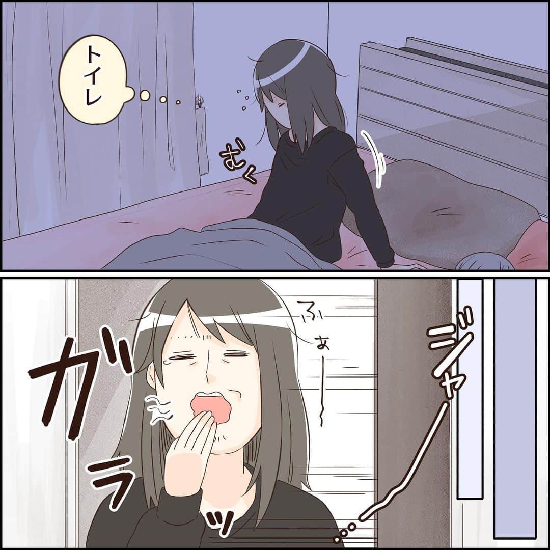 のインスタグラム：「【出待ち】  夜起きてトイレから出てくると毎回これ‪( ◜௰◝ )  眠くてたまんないって顔してるのに、私に会うために急いで1階から上がって来るの可愛すぎる...  ちなみに夫君が夜中トイレに起きても出待ちは無いそう。 どうやら音で判断して私だけにしてるみたいです。  ......はふぅ‪( ◜௰◝ )  ちなみに夜中に限らず、私がトイレに入って出てくると95%の確率でこっちゃんが出待ちしてます。  あっ ちなみに二階のトイレには手洗うとこ付いてるんで！ ちゃんと洗ってから抱っこしてるんで！！  #エッセイ漫画 #コミックエッセイ #漫画 #猫漫画 #にゃんすたぐらむ  #保護猫 #灰猫 #猫のいる暮らし #catcomic」