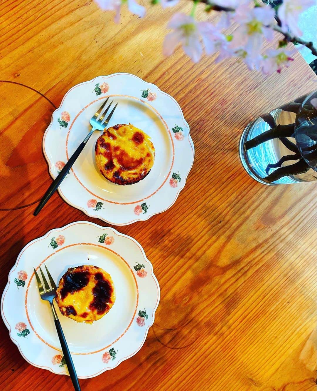 江口恵子（佐久間恵子）のインスタグラム：「LABOクラスは  リクエストメニューの ポルトガル風エッグタルト！  ラードを使って作る ちょっと個性的なパイ生地で トロトロエッグタルト🥧  なんだかほっとする味😊  #エッグタルト  #ポルトガル料理  #ラードのパイ生地」