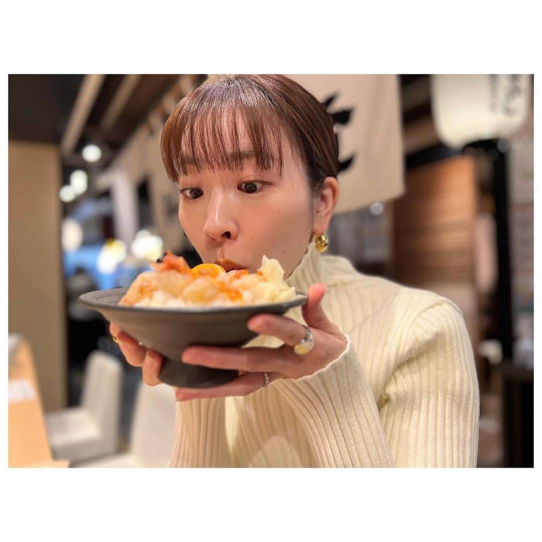 三上真奈さんのインスタグラム写真 - (三上真奈Instagram)「* 築地で海鮮丼🦐🐟🧡🍻 美味しいものを前に、鼻の下が伸びすぎている😗」3月4日 20時16分 - mana.mikami47