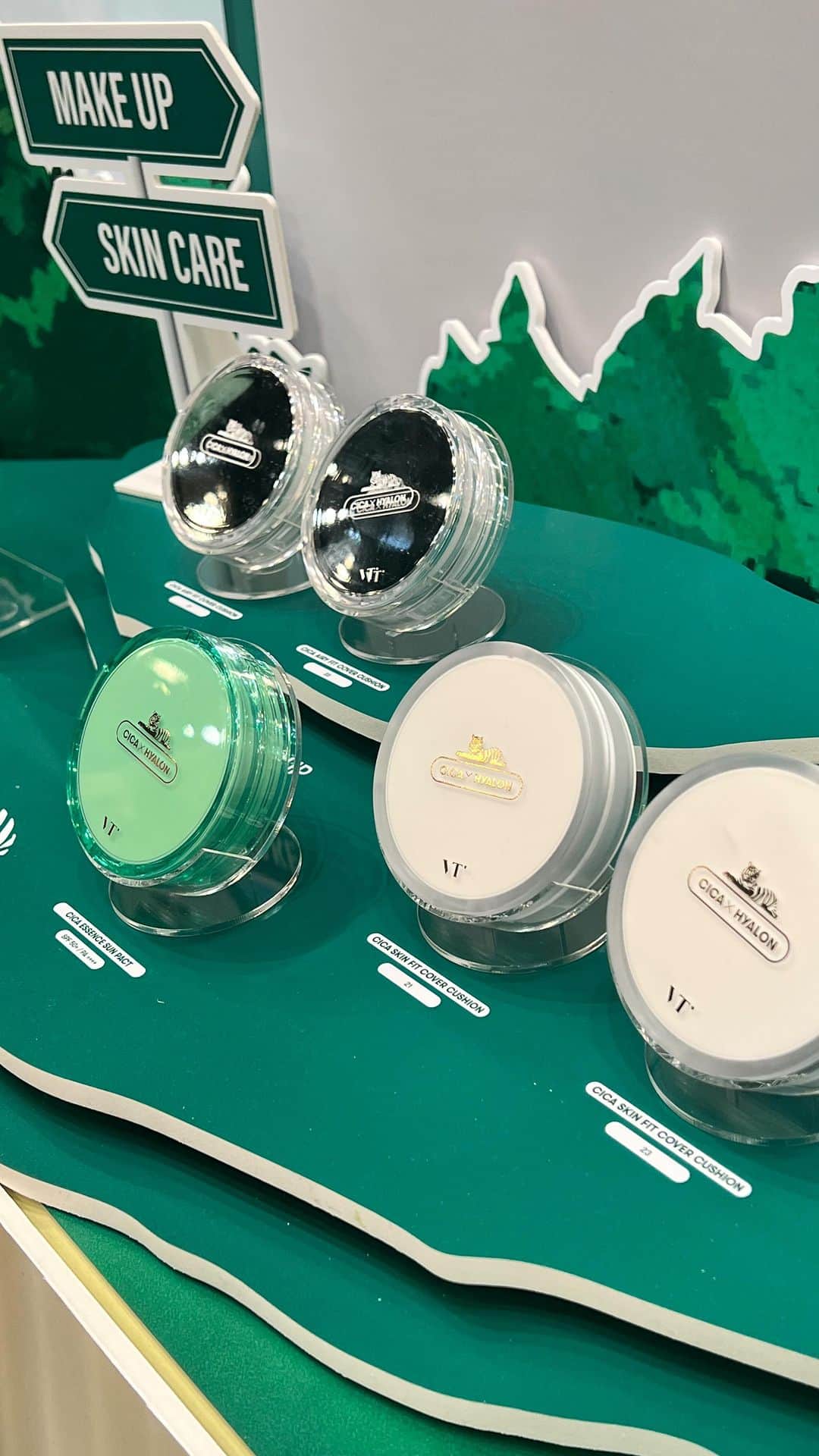 岩井七世のインスタグラム：「LOFTのコスメフェスティバル🌼  ものすごい情報量でトレンドを吸収させてくれる贅沢なフェス。コスメやスキンケアのトレンドや新しいブランド、本日発売の新製品、そして美しい人々とたくさんお話しできてクラクラした〜！この天国っぷりを動画でお伝え..お伝えしきれない！ただでさえコスメコーナーのパトロールが大好きなのに、ひとつひとつのブースで解説してもらえて夢のようなひとときでした🫶肌にも環境にも優しくてかわいいアイテムが多くて嬉しくなった。招待してくださった@vtcosmetics_spot 🐅💚VTの新しいサンパクト、夏に向けてまさに欲しかったアイテムでした。はあ、コスメってどうしてこんなに、私たちを幸せにしてくれるの？だいすき！  #ロフトのコスフェス #ロフト展示会 #スキンケア #VTコスメ」